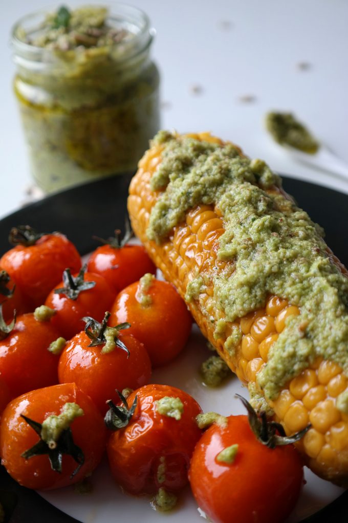 Erbsen-Minz-Pesto an Mais und Tomaten – Vegane Küche