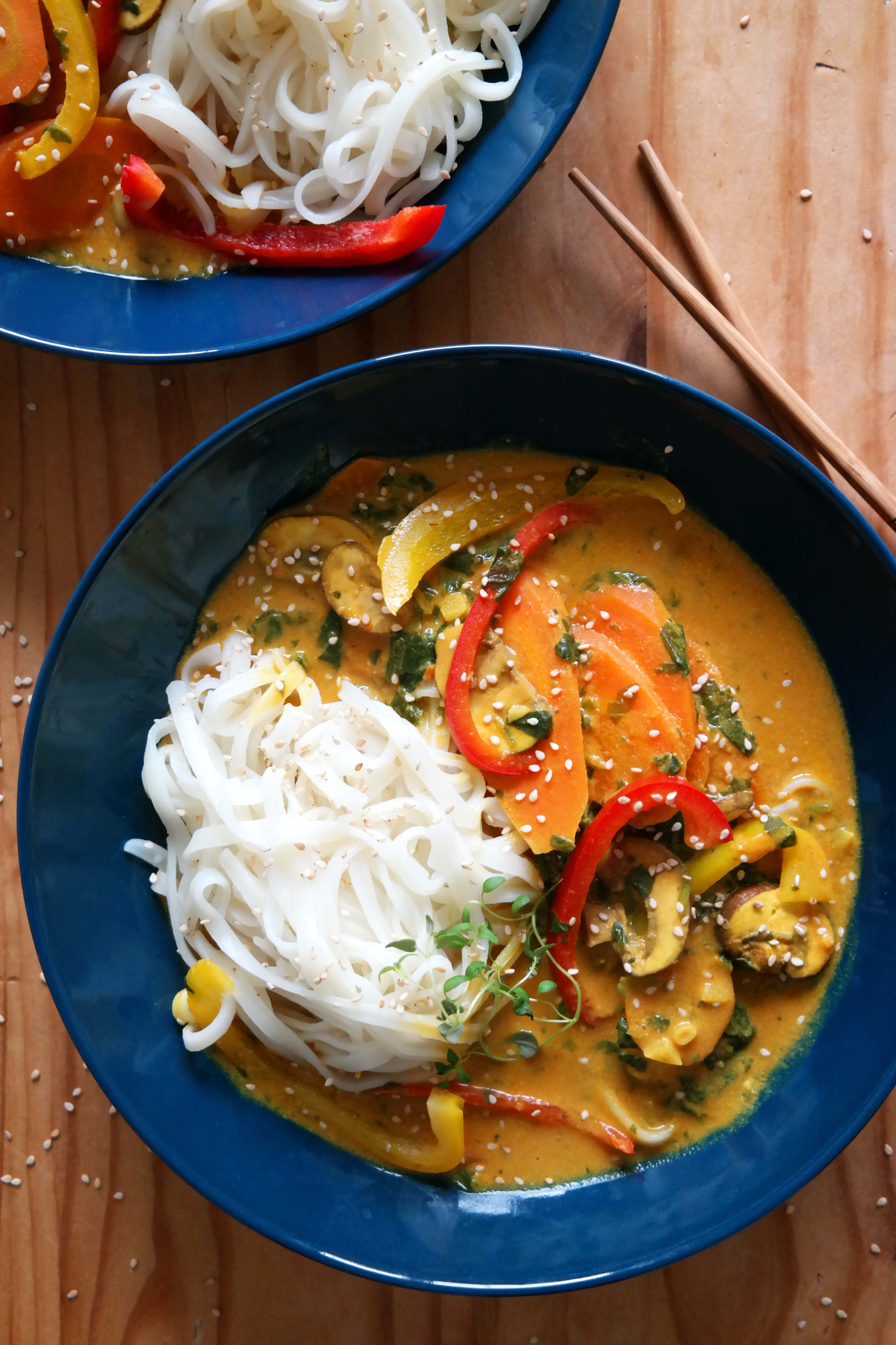 Rezept Vegane Curry-Suppe mit Reisbandnudeln & Spinat