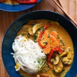 Rezept Vegane Curry-Suppe mit Reisbandnudeln & Spinat
